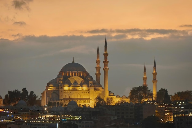 トルコのイスタンブールの夜の街にあるブルーモスク
