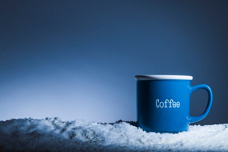 Free Photo blue mug on bank of snow