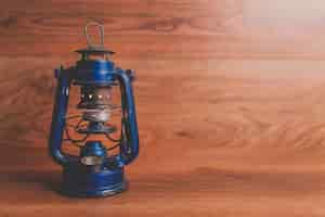 Foto gratuita blu lampada ad olio su uno sfondo di legno