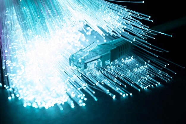 Синее оптоволокно с кабелями Ethernet