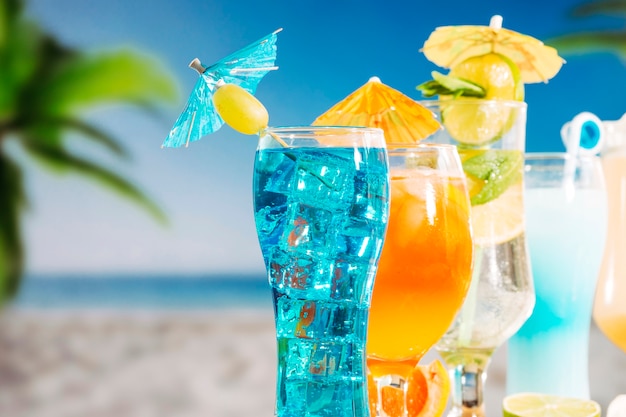 Бесплатное фото Синие апельсиновые напитки с кусочками лайма и мяты в бокалах