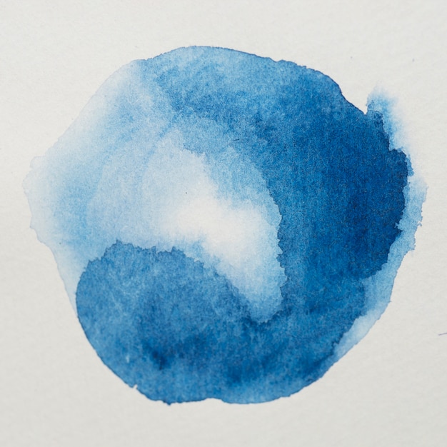 흰 종이에 둥근 형태의 파란색 페인트