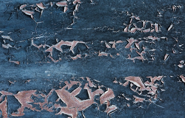 木製の背景の青い皮をむいた塗料