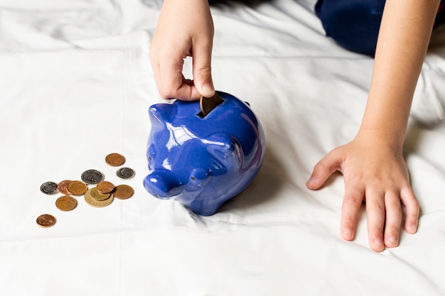 Free photo blue piggy bank filled with coins