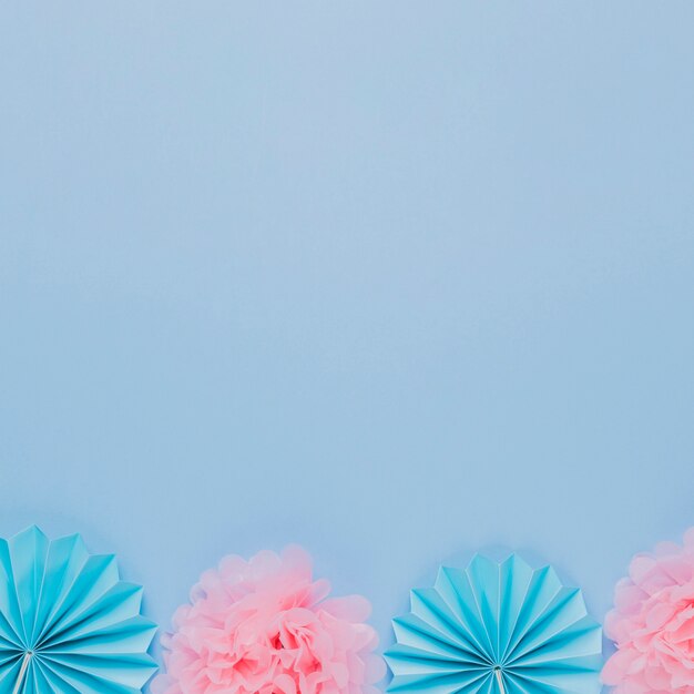 青い背景に青とピンクの芸術的な紙の花