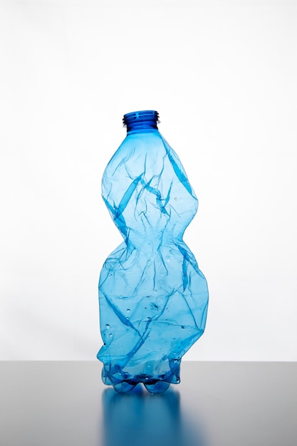 Bottiglia di plastica blu con sfondo bianco