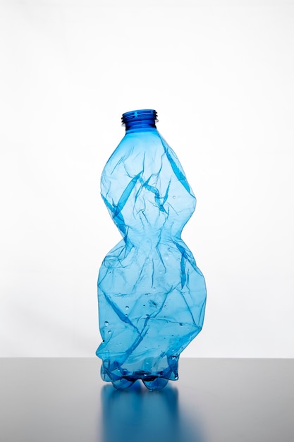 白い背景の青いプラスチックボトル