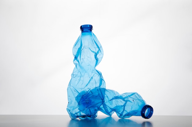 Bottiglie di plastica blu con sfondo bianco