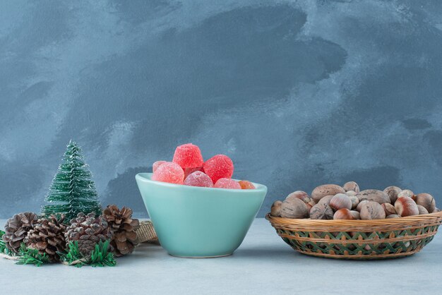 대리석 배경에 작은 크리스마스 pinecones와 마멀레이드의 파란색 접시. 고품질 사진