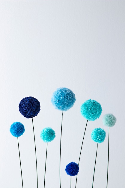 Free photo blue pom poms arrangement flat lay