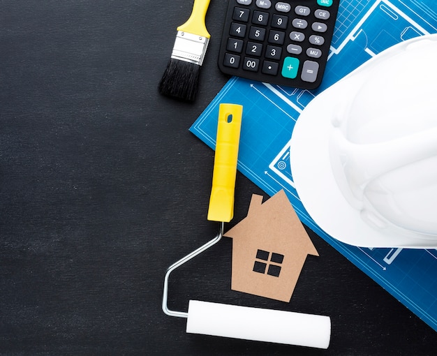 Foto gratuita stampa blu di una casa con cappello da costruttore