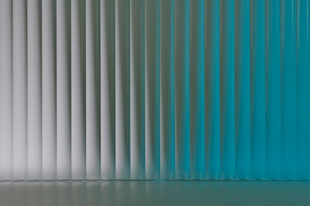 Бесплатное фото Синий фон продукта с узорчатым стеклом
