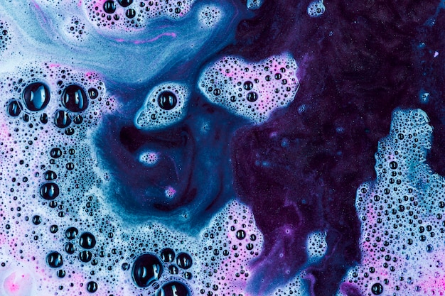 青と紫の泡が混合
