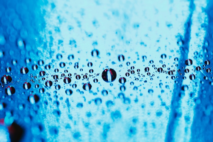 無料Photo 水滴を背景にした青い反射ガラス