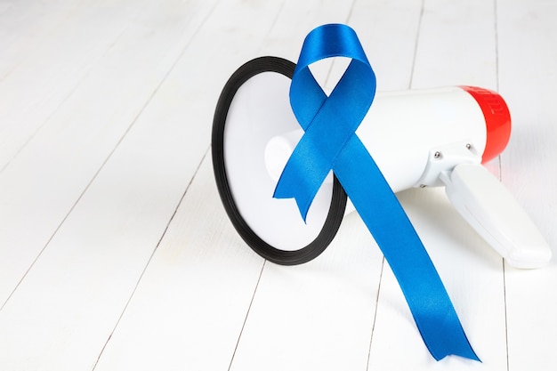 Бесплатное фото Голубая лента символизирует кампанию по повышению осведомленности о раке простаты и мужское здоровье
