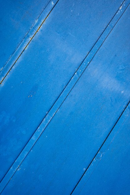 Синий ржавый металлический гранж-фон или текстура с царапинами и трещинами