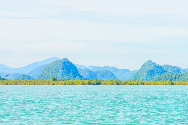 青い海の海明確なアンダマン