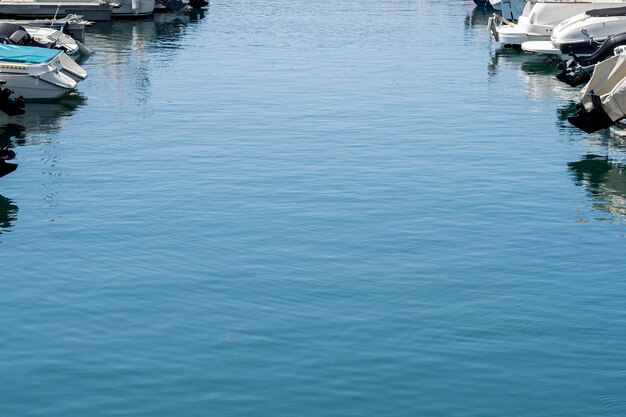 Голубая морская вода в гавани