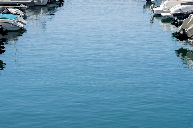 港の青い海の水