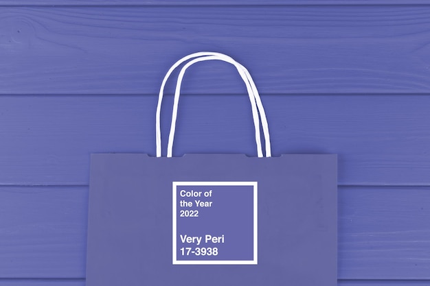 Free photo blue shopping bag on blue background top view