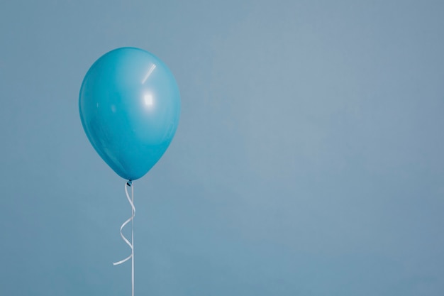 Foto gratuita palloncino singolo blu con cordino