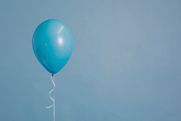 Синий одиночный воздушный шар со шнурком