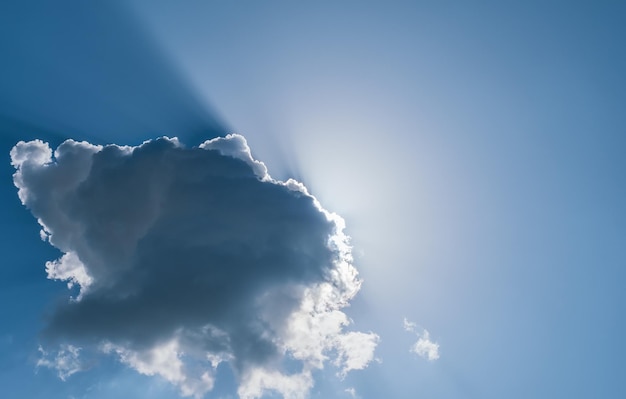 Foto gratuita cielo blu e nuvole con sfondo di raggi di sole o idea di sfondo per le notizie meteorologiche