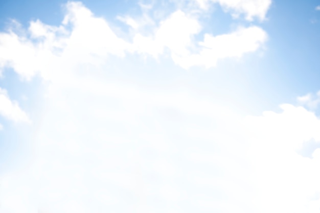 Foto gratuita cielo blu pieno di nuvole