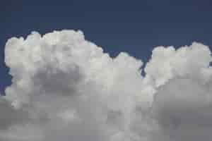 Бесплатное фото Голубое небо с облаком