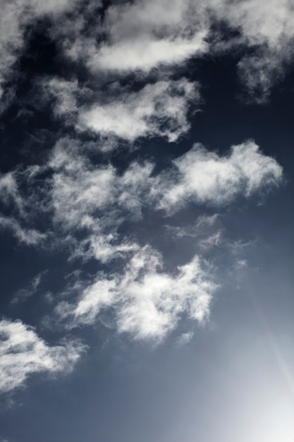 雲のクローズアップと青い空