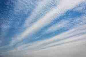 Foto gratuita cielo blu con nuvola