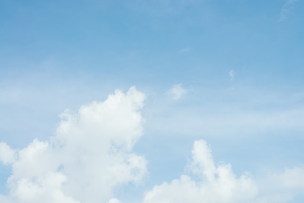 雲の背景と青空。