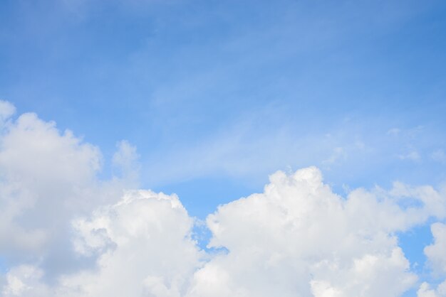 雲の背景と青空。