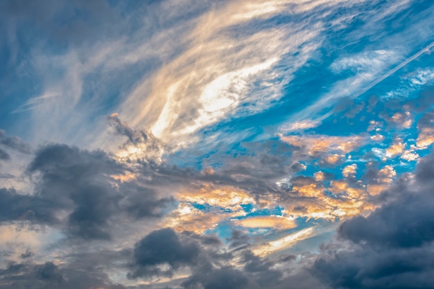 Foto gratuita cielo blu con nuvole