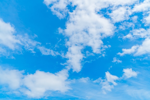 Foto gratuita cielo blu con nuvole