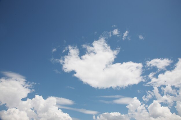 雲と青い空