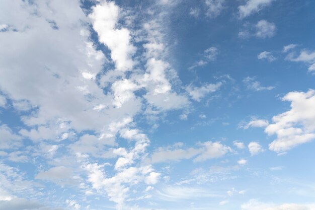 흰 구름 배경으로 푸른 하늘