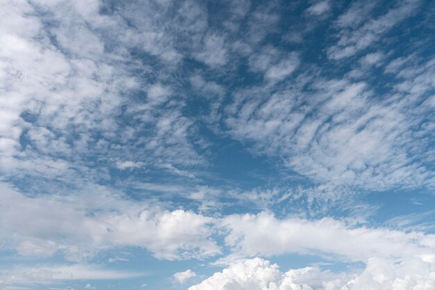 Голубое небо с ветреными облаками горизонтальный снимок