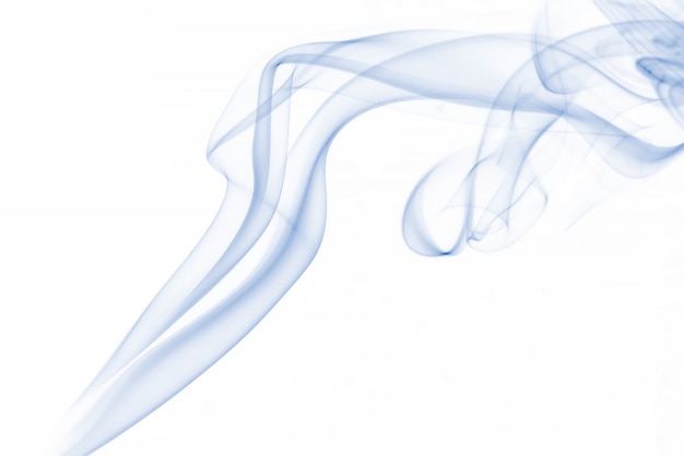 Бесплатное фото Голубая коллекция дыма на белом фоне