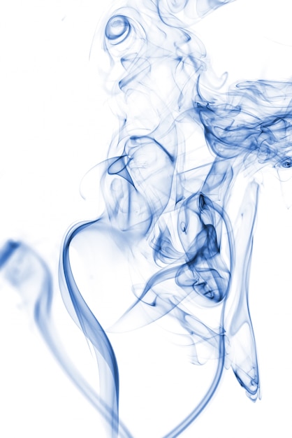 Foto gratuita collezione di fumo blu su sfondo bianco
