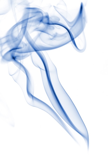 Голубая коллекция дыма на белом фоне