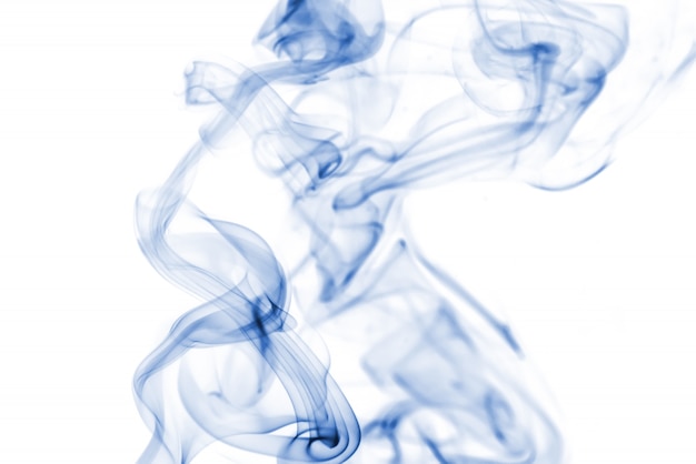 Foto gratuita collezione di fumo blu su sfondo bianco