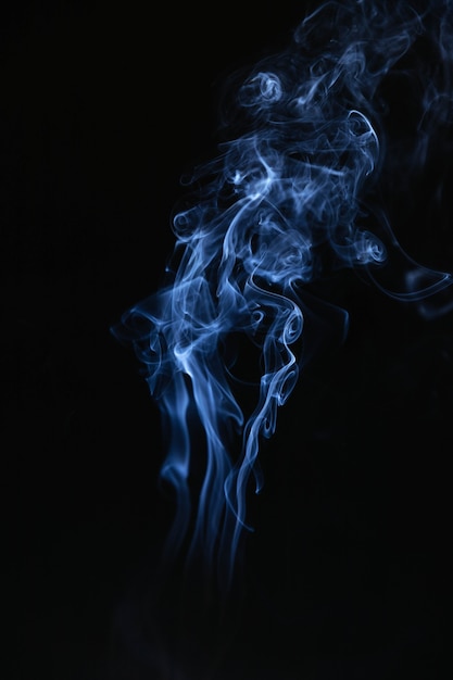 Бесплатное фото Синие волны дыма на черном фоне