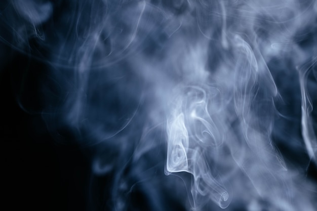 Бесплатное фото Синие волны дыма на черном фоне