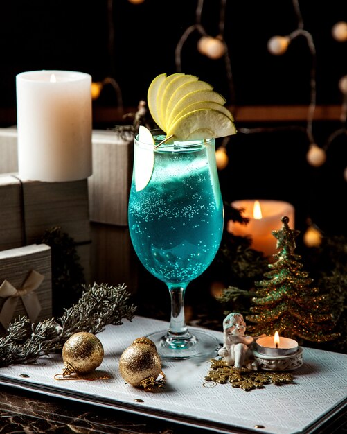 Blue sparkling cocktail with apple slices