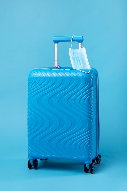 의료용 마스크가 있는 여행용 파란색 가방