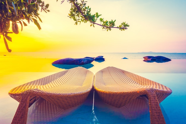 Foto gratuita blu piscina estiva viaggio di palma