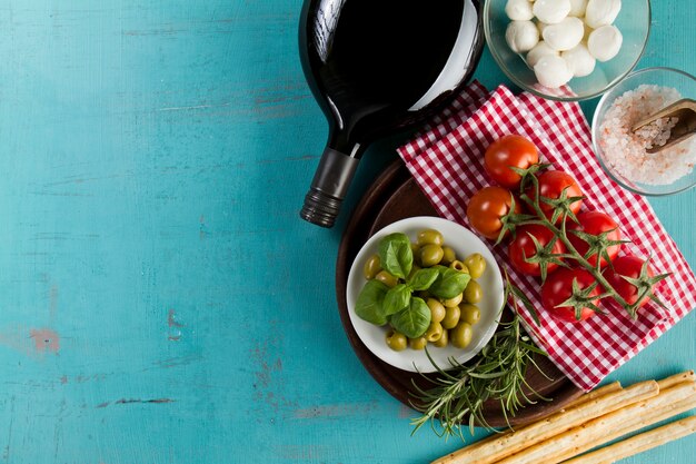 Foto gratuita superficie blu con la composizione degli alimenti