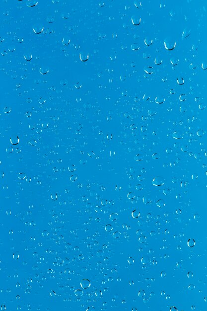 水滴を伴う青色の表面