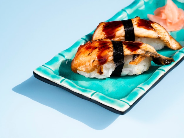 Piatto di sushi blu su sfondo blu
